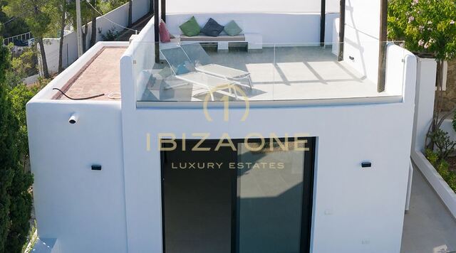 Propiedad de lujo modernizada con casa de invitados y vistas al mar en venta, Ibiza