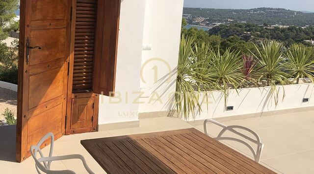 Propriété de luxe modernisée avec maison d'hôtes et vue sur la mer à vendre, Ibiza