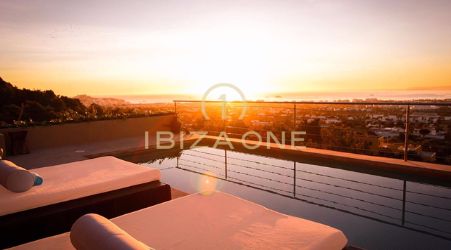Luxe villa met panoramisch uitzicht over de zee, Dalt Vila en Formentera te koop