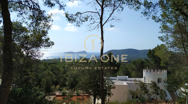 Gran terreno de lujo con amplio terreno, restricciones de construcción y vistas al mar en venta, Ibiza - una oportunidad única en una ubicación privilegiada en venta, Ibiza