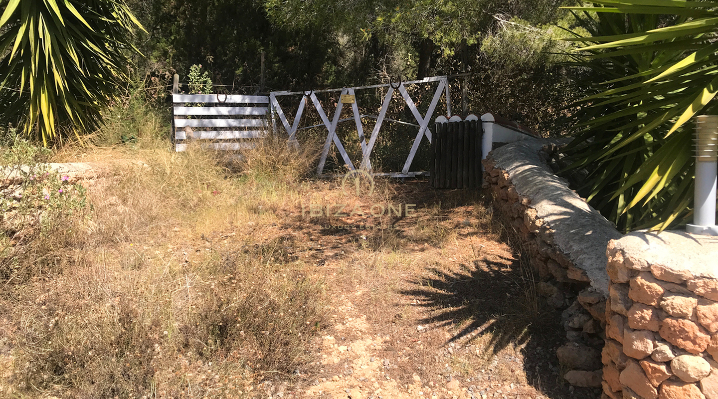 Gran terreno de lujo con amplio terreno, restricciones de construcción y vistas al mar en venta, Ibiza - una oportunidad única en una ubicación privilegiada en venta, Ibiza