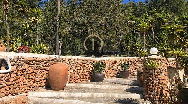 Gran terreno de lujo con amplio terreno, restricciones de construcción y vistas al mar en venta, Ibiza - una oportunidad única en una ubicación privilegiada en venta, Ibiza