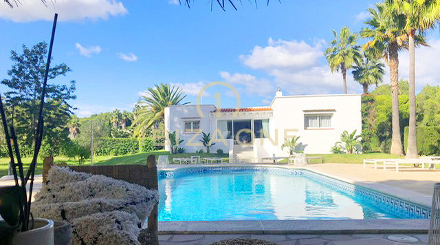 Grande propriété proche de la plage à vendre