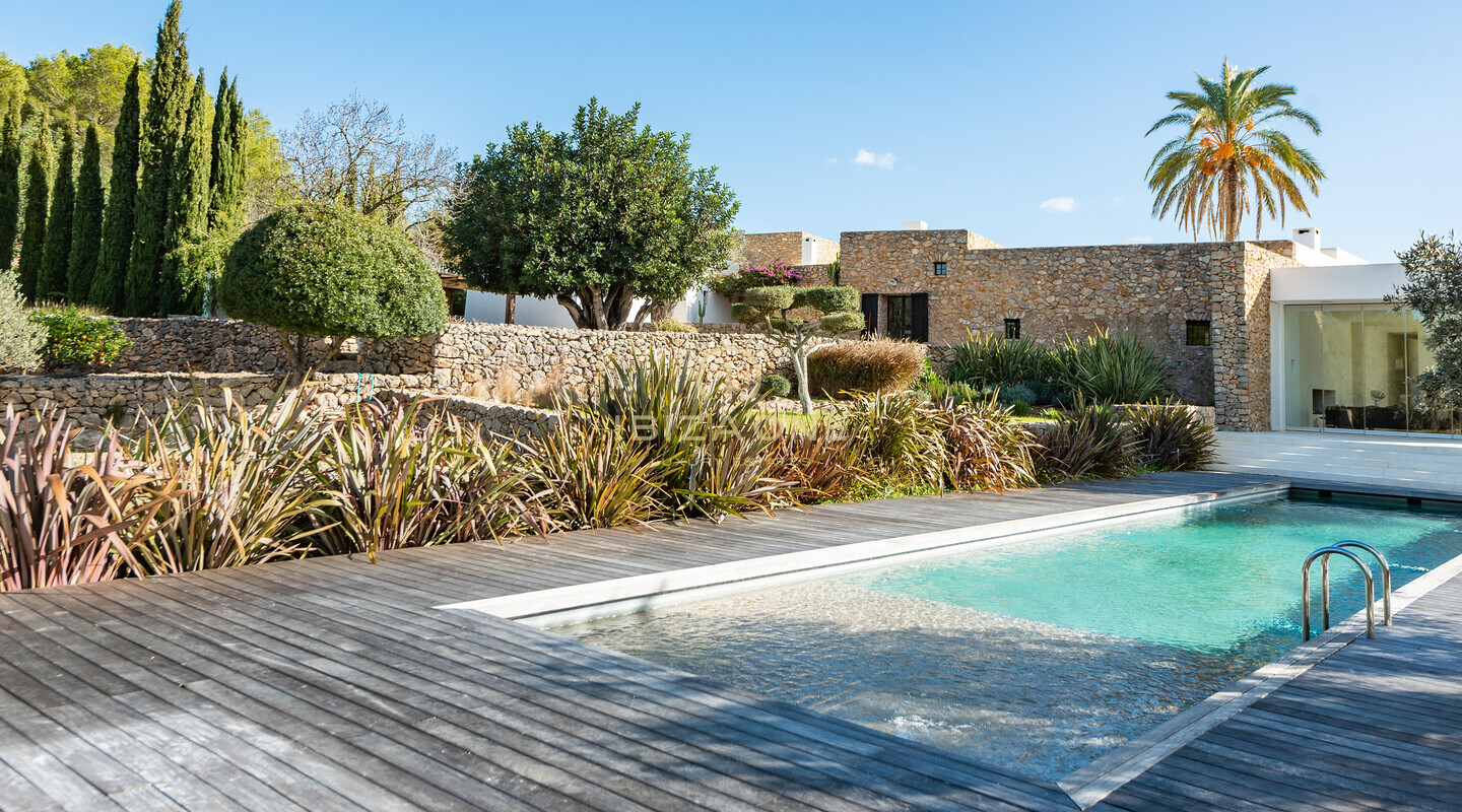 Finca ristrutturata di 500 anni fa con vista sulla campagna di Ibiza in vendita