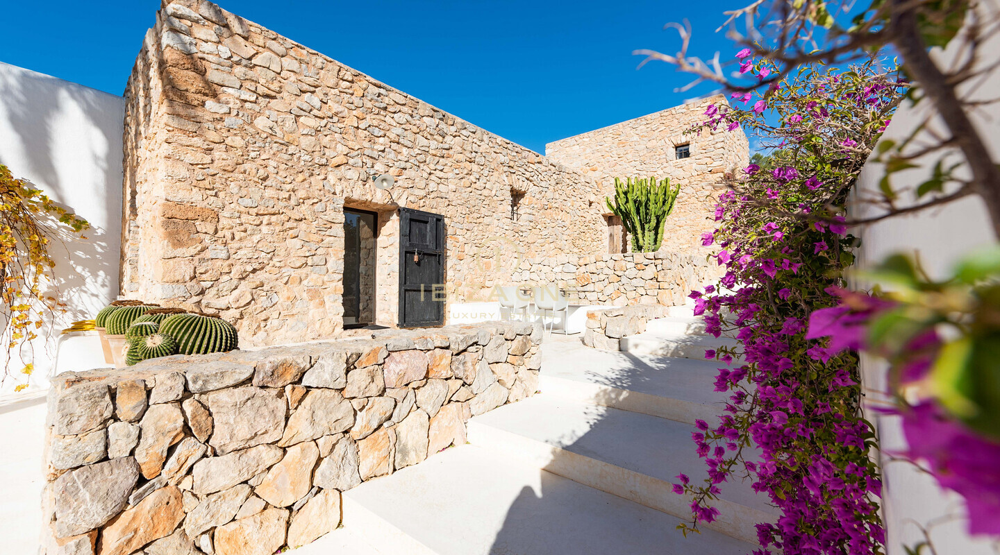 Finca ristrutturata di 500 anni fa con vista sulla campagna di Ibiza in vendita