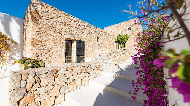 Renovierte 500 Jahre alte Finca mit Blick auf die Landschaft von Ibiza zum Verkauf
