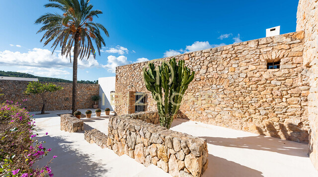 Finca rénovée de 500 ans avec vue sur la campagne d'Ibiza à vendre