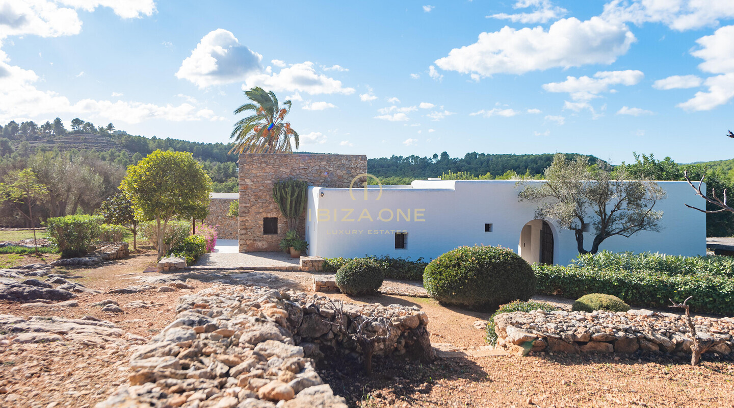 Finca renovada de 500 años con vistas al campo de Ibiza en venta