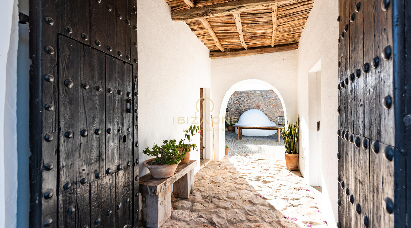 Finca ristrutturata di 500 anni fa con vista sulla campagna di Ibiza in vendita
