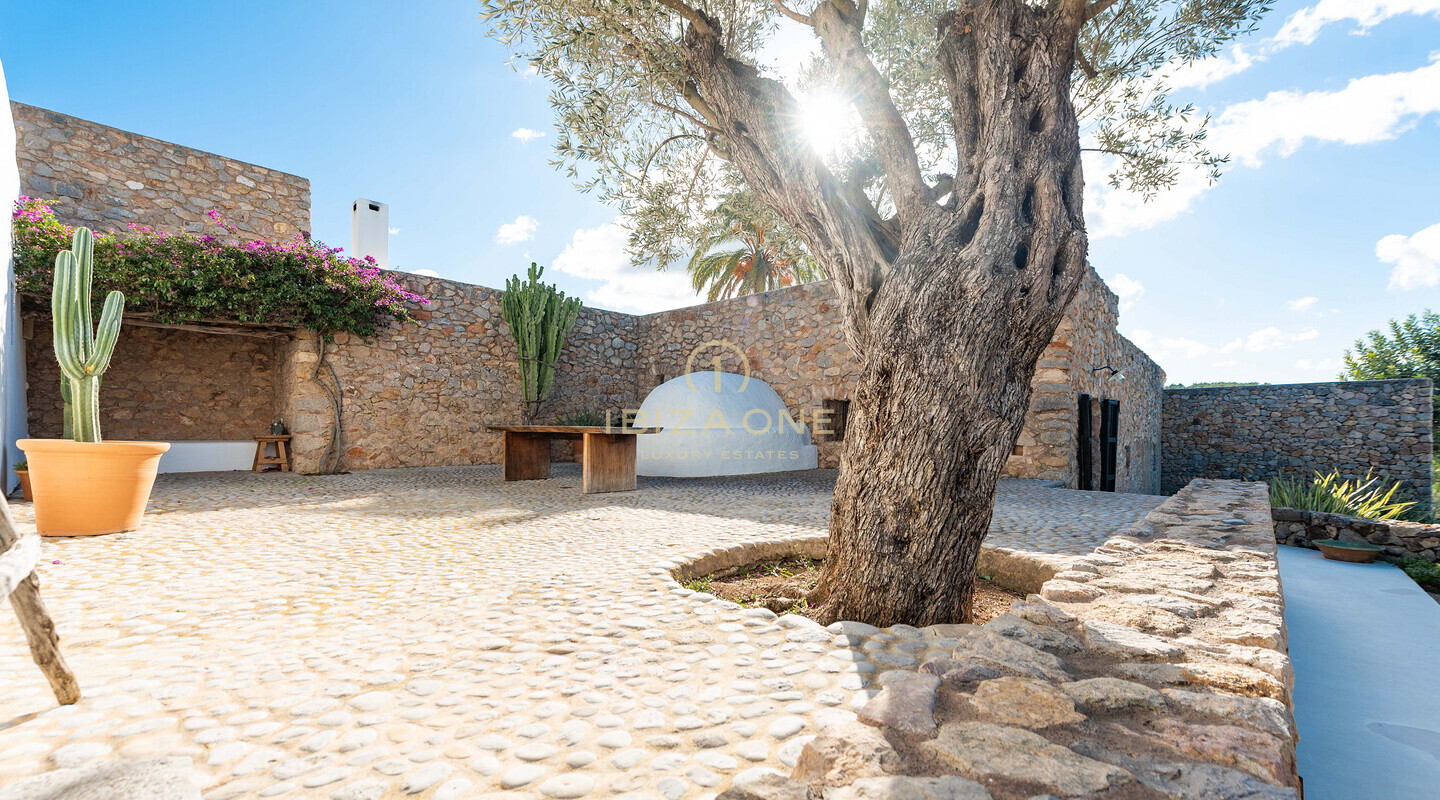 Finca renovada de 500 años con vistas al campo de Ibiza en venta