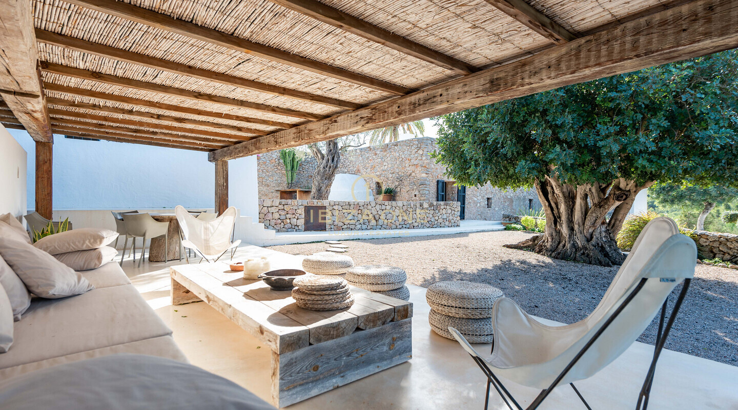 Renovierte 500 Jahre alte Finca mit Blick auf die Landschaft von Ibiza zum Verkauf