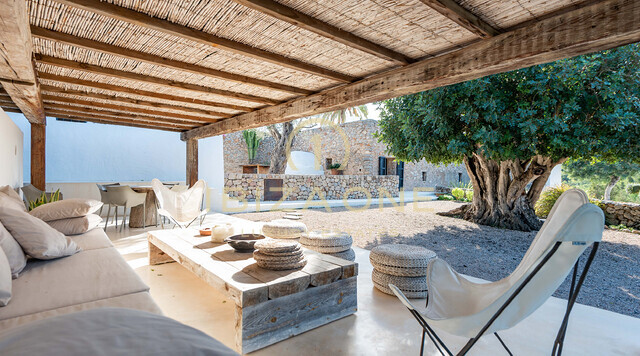 Finca rénovée de 500 ans avec vue sur la campagne d'Ibiza à vendre