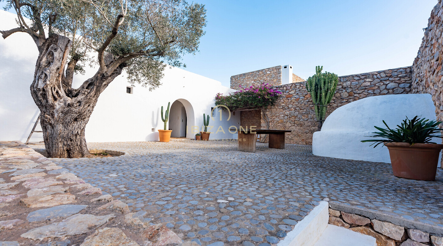 Finca ristrutturata di 500 anni fa con vista sulla campagna di Ibiza in vendita