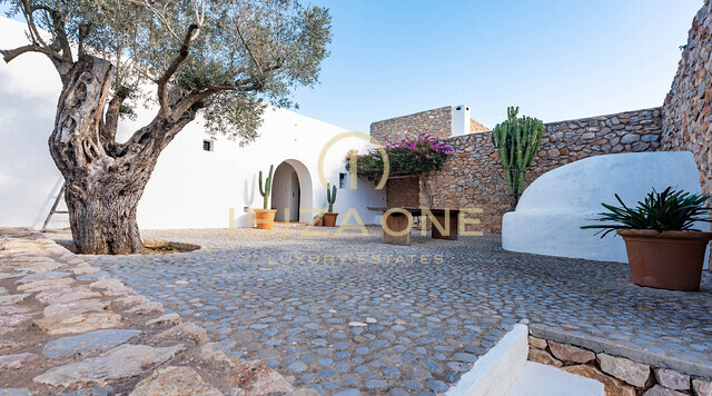 Finca ristrutturata di 500 anni fa con vista sulla campagna di Ibiza in vendita