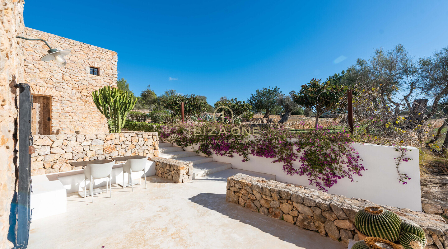 Renovierte 500 Jahre alte Finca mit Blick auf die Landschaft von Ibiza zum Verkauf