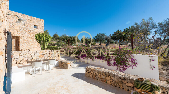 Renovierte 500 Jahre alte Finca mit Blick auf die Landschaft von Ibiza zum Verkauf