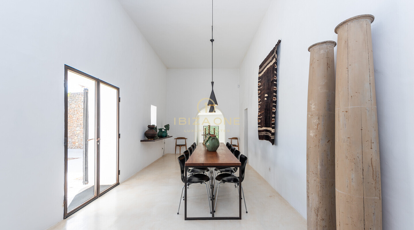Finca renovada de 500 años con vistas al campo de Ibiza en venta