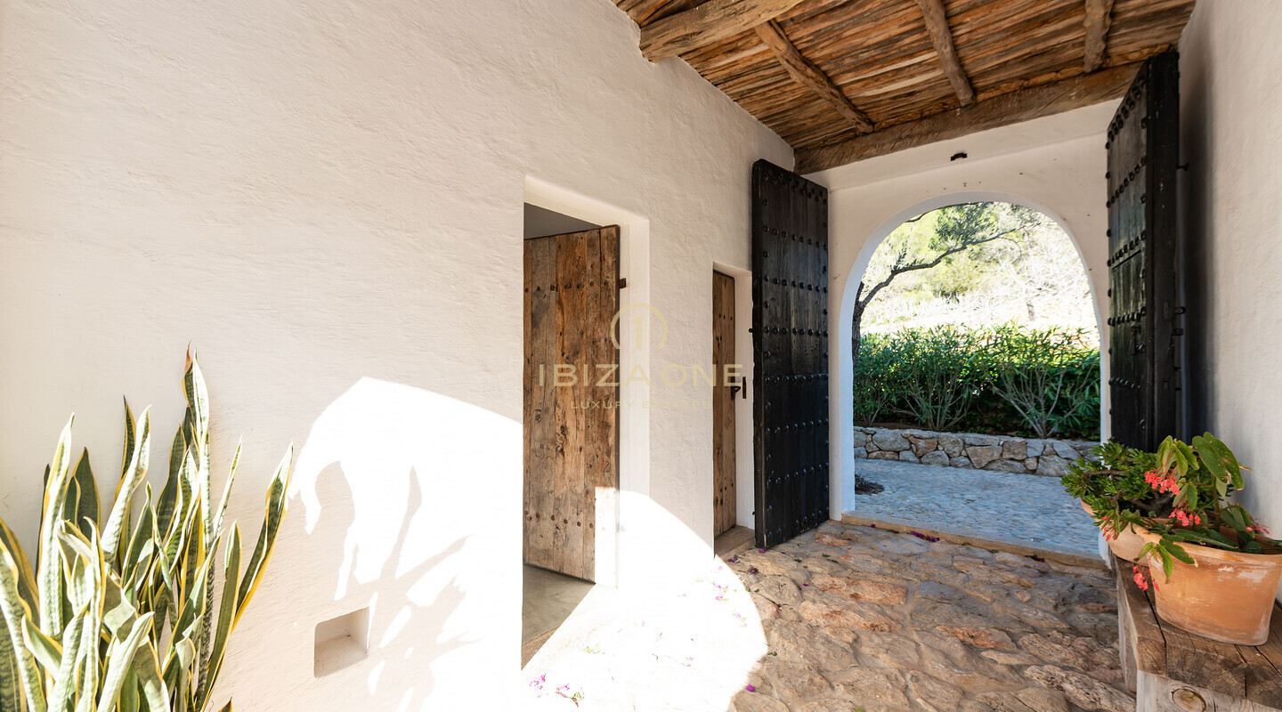 Renovierte 500 Jahre alte Finca mit Blick auf die Landschaft von Ibiza zum Verkauf