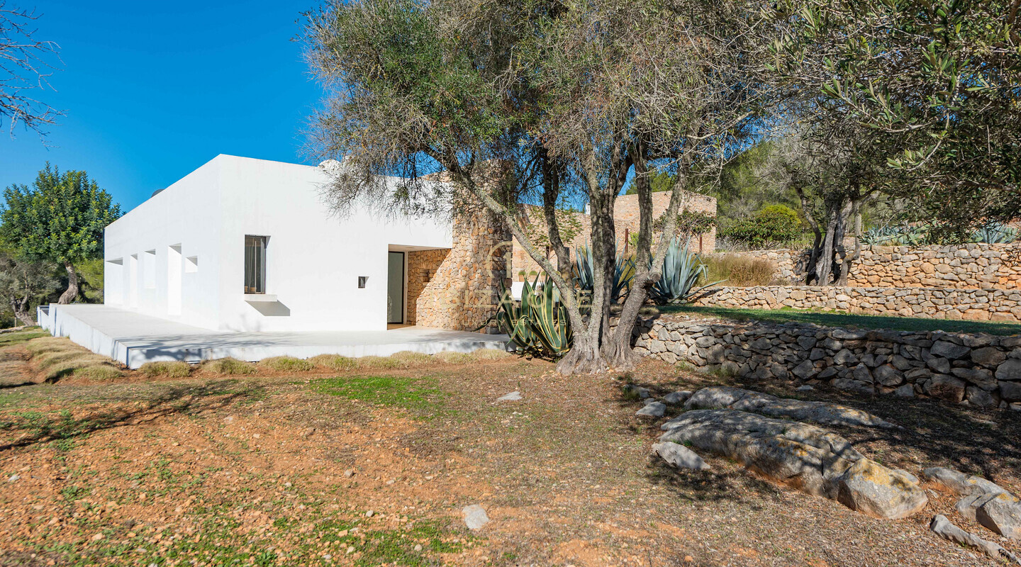 Finca renovada de 500 años con vistas al campo de Ibiza en venta