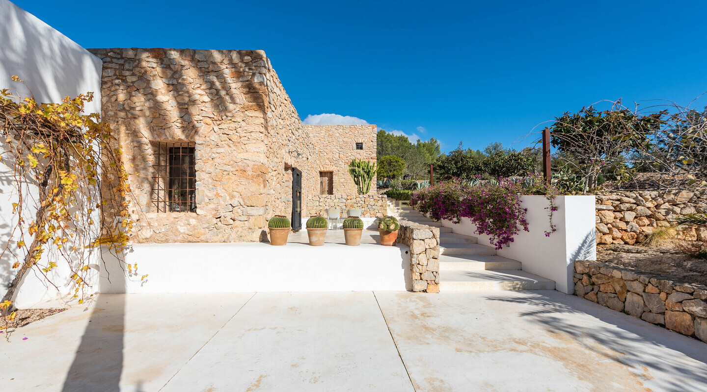 Renovierte 500 Jahre alte Finca mit Blick auf die Landschaft von Ibiza zum Verkauf