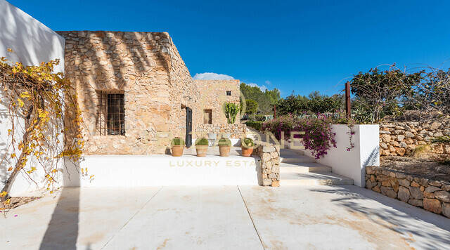 Renovierte 500 Jahre alte Finca mit Blick auf die Landschaft von Ibiza zum Verkauf