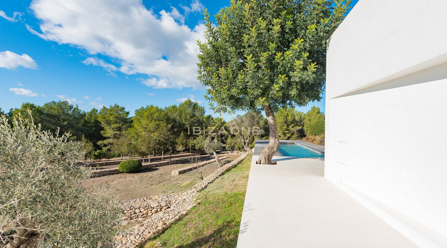 Finca renovada de 500 años con vistas al campo de Ibiza en venta