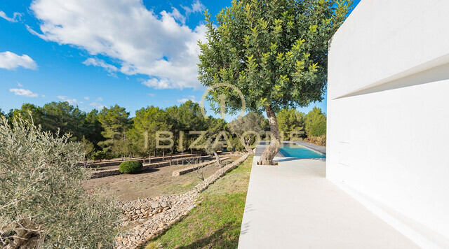 Renovierte 500 Jahre alte Finca mit Blick auf die Landschaft von Ibiza zum Verkauf