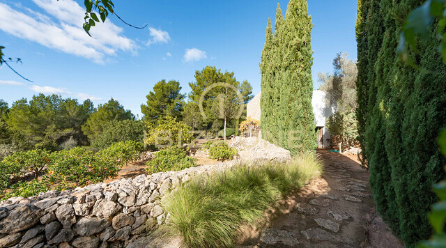 Finca ristrutturata di 500 anni fa con vista sulla campagna di Ibiza in vendita