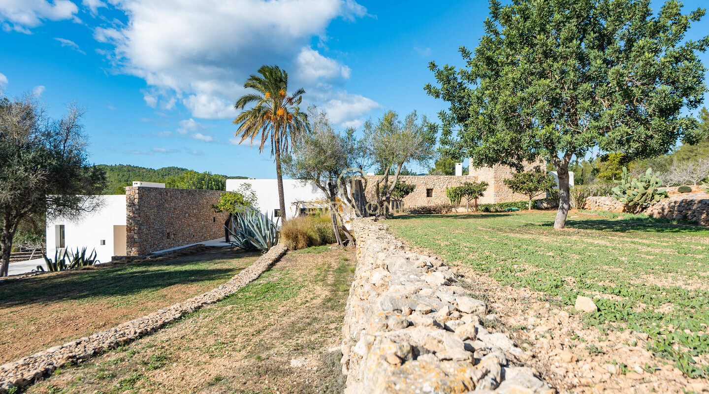 Renovierte 500 Jahre alte Finca mit Blick auf die Landschaft von Ibiza zum Verkauf