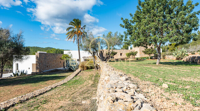 Renovierte 500 Jahre alte Finca mit Blick auf die Landschaft von Ibiza zum Verkauf