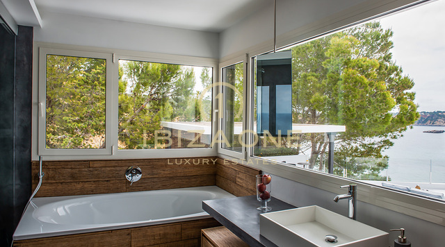 Een luxe toevluchtsoord aan zee in het exclusieve Vista Alegre te huur, Ibiza
