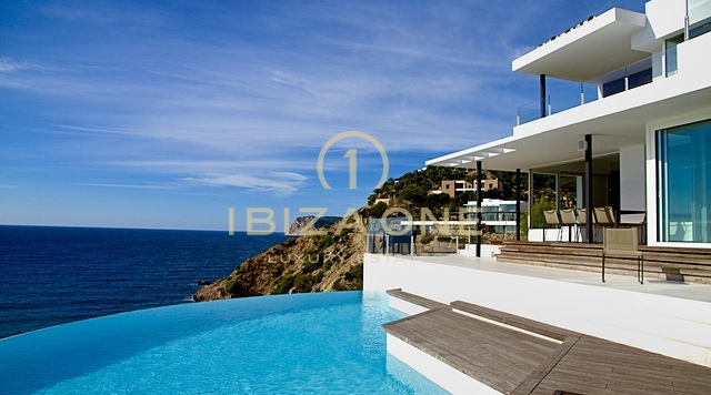 Se alquila un complejo turístico privado con acceso directo al mar en Vista Alegre, la urbanización cerrada más prestigiosa de Ibiza.