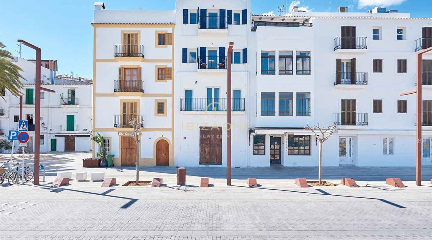 Casa adosada en primera línea con restaurante en el puerto deportivo de Ibiza en venta