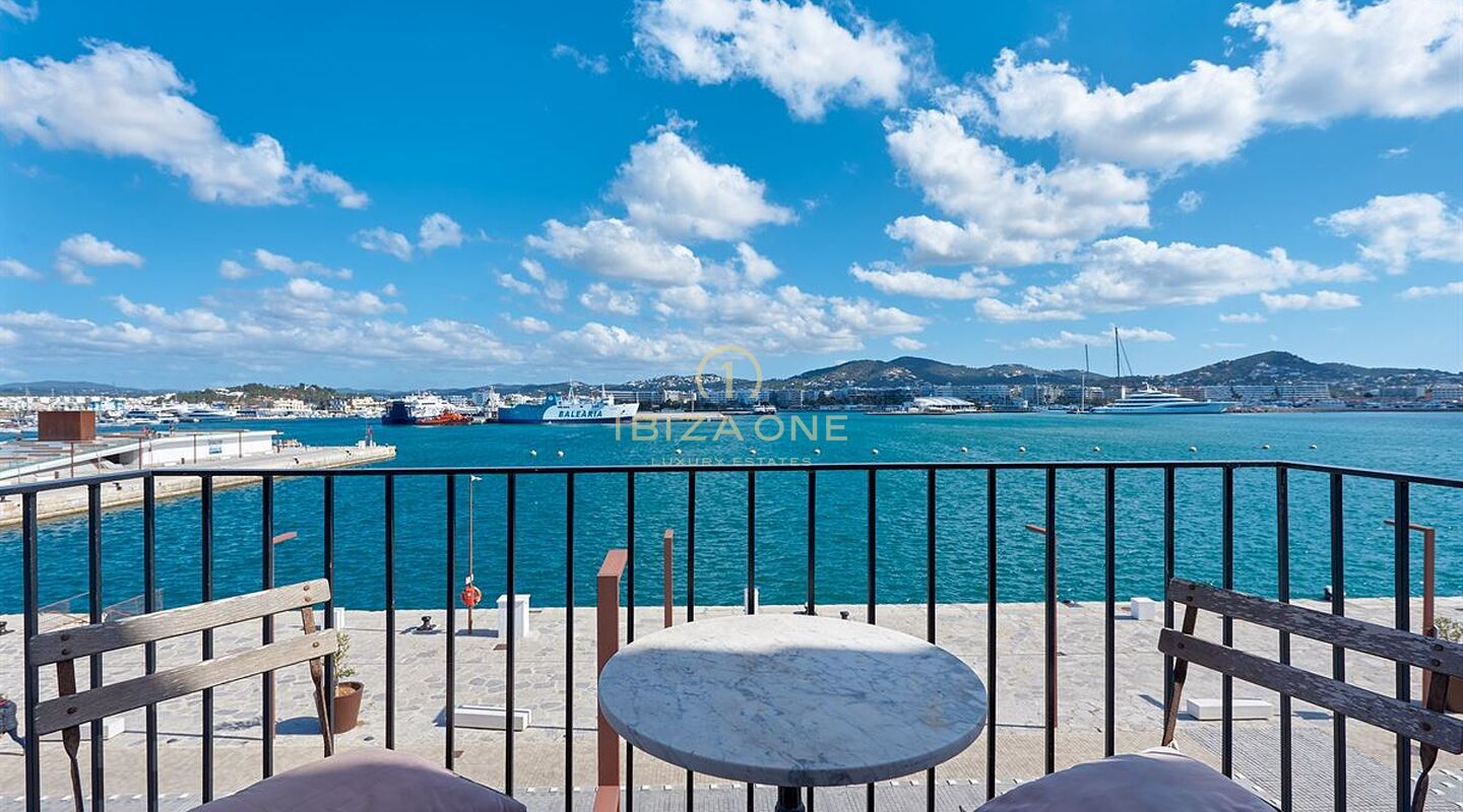 Maison de ville de première ligne avec un restaurant sur le port de plaisance d'Ibiza à vendre