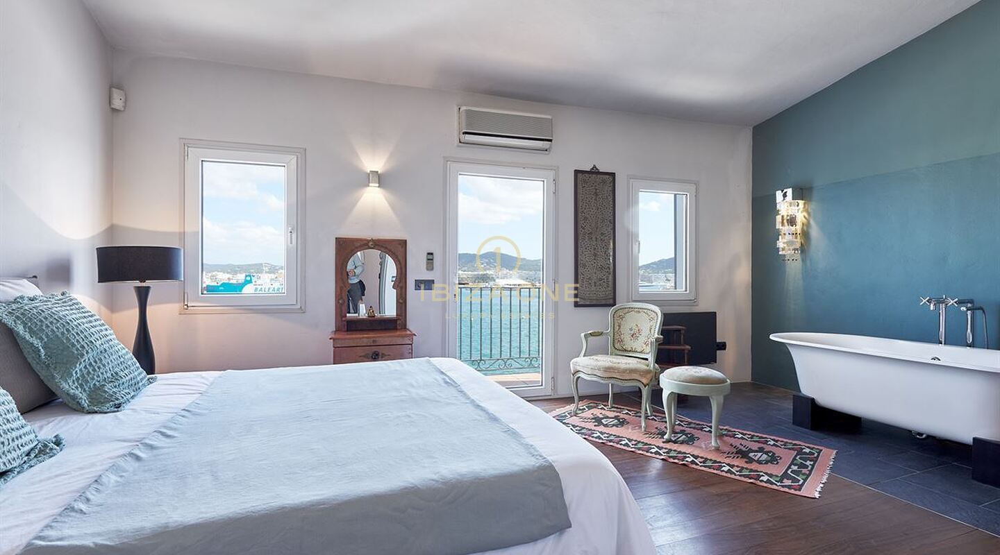Casa a schiera di prima linea con un ristorante in vendita sul porto turistico di Ibiza