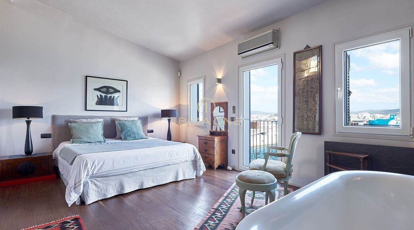 Casa a schiera di prima linea con un ristorante in vendita sul porto turistico di Ibiza