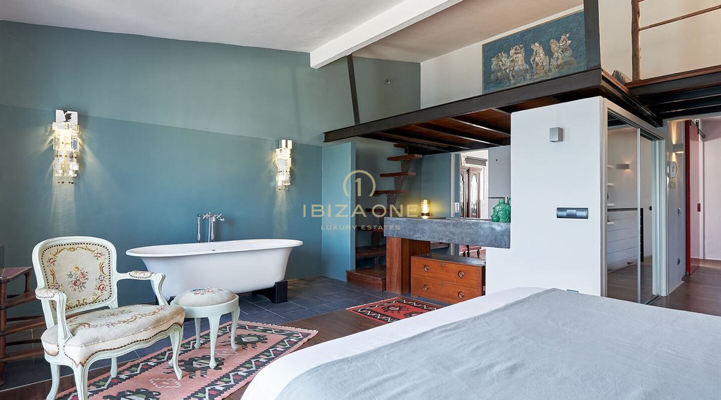 تاون هاوس على الخط الأول مع مطعم على ميناء اليخوت في إيبيزا للبيع