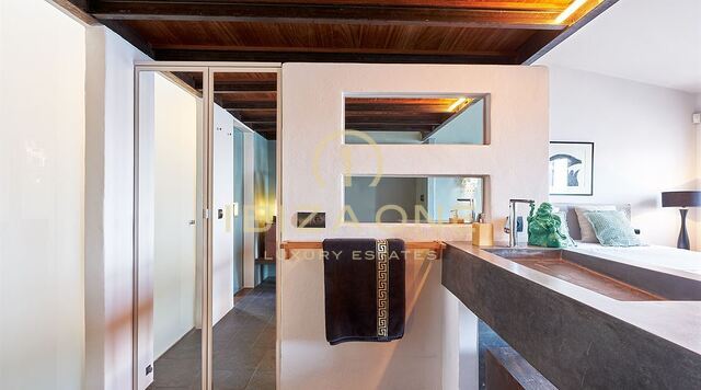 Casa a schiera di prima linea con un ristorante in vendita sul porto turistico di Ibiza