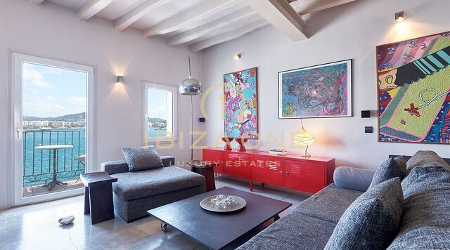 Maison de ville de première ligne avec un restaurant sur le port de plaisance d'Ibiza à vendre