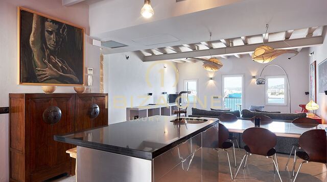 Maison de ville de première ligne avec un restaurant sur le port de plaisance d'Ibiza à vendre