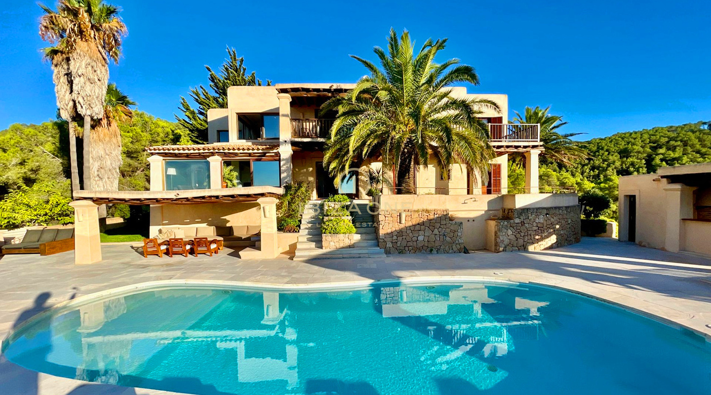 Vues à couper le souffle sur la mer et couchers de soleil époustouflants – Charmante villa avec piscine d'eau salée et licence touristique à vendre, Ibiza - Vues à couper le souffle sur la mer et couchers de soleil époustouflants – Charmante villa avec piscine d'eau salée et licence touristique à louer, Ibiza
