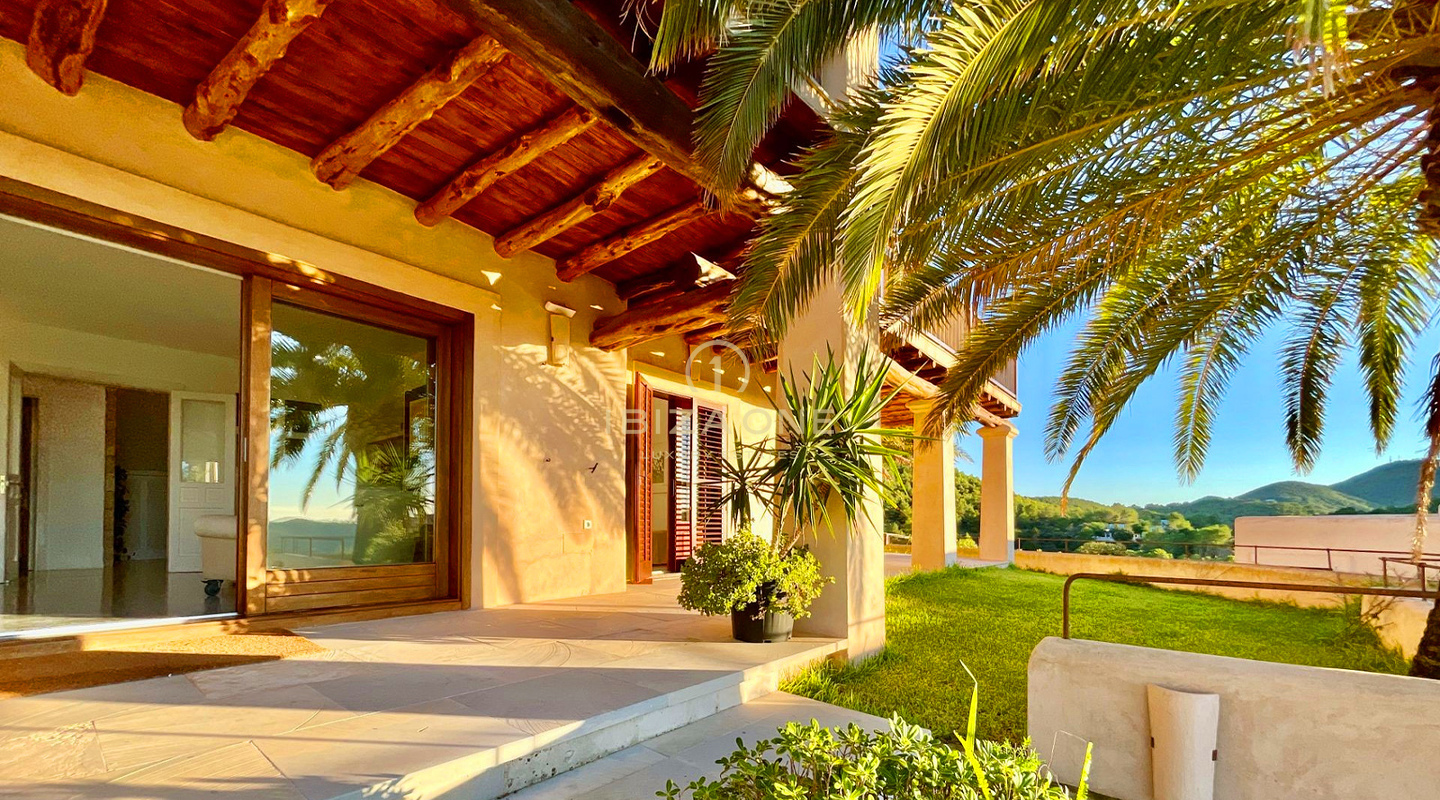 Atemberaubende Meerblicke und atemberaubende Sonnenuntergänge – Charmante Villa mit Salzwasserpool und Touristenlizenz zu verkaufen, Ibiza - Atemberaubende Meerblicke und atemberaubende Sonnenuntergänge – Charmante Villa mit Salzwasserpool und Touristenlizenz zu vermieten, Ibiza
