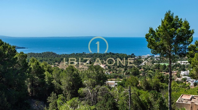 Neu renovierte Luxusvilla mit atemberaubendem Panoramablick aufs Meer, absoluter Privatsphäre, Pool und Whirlpool zu verkaufen in Es Cubells, Ibiza