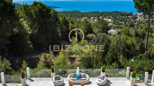 Neu renovierte Luxusvilla mit atemberaubendem Panoramablick aufs Meer, absoluter Privatsphäre, Pool und Whirlpool zu verkaufen in Es Cubells, Ibiza