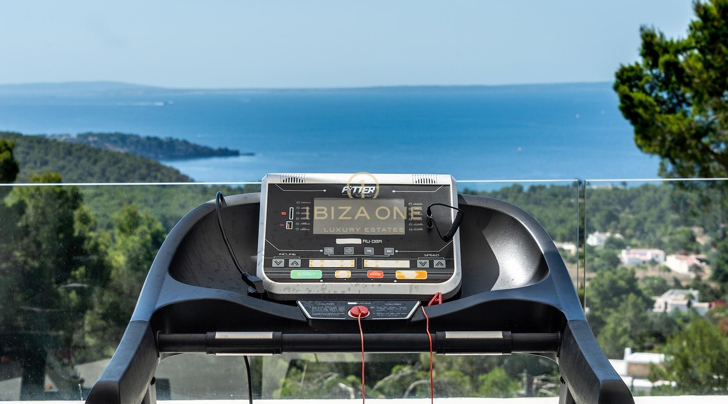 Villa de luxe récemment rénovée avec vue panoramique imprenable sur la mer, intimité totale, piscine et jacuzzi à vendre à Es Cubells, Ibiza
