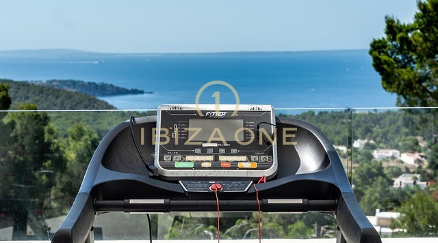 Neu renovierte Luxusvilla mit atemberaubendem Panoramablick aufs Meer, absoluter Privatsphäre, Pool und Whirlpool zu verkaufen in Es Cubells, Ibiza