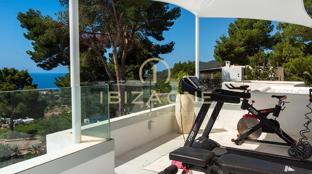 Villa de luxe récemment rénovée avec vue panoramique imprenable sur la mer, intimité totale, piscine et jacuzzi à vendre à Es Cubells, Ibiza