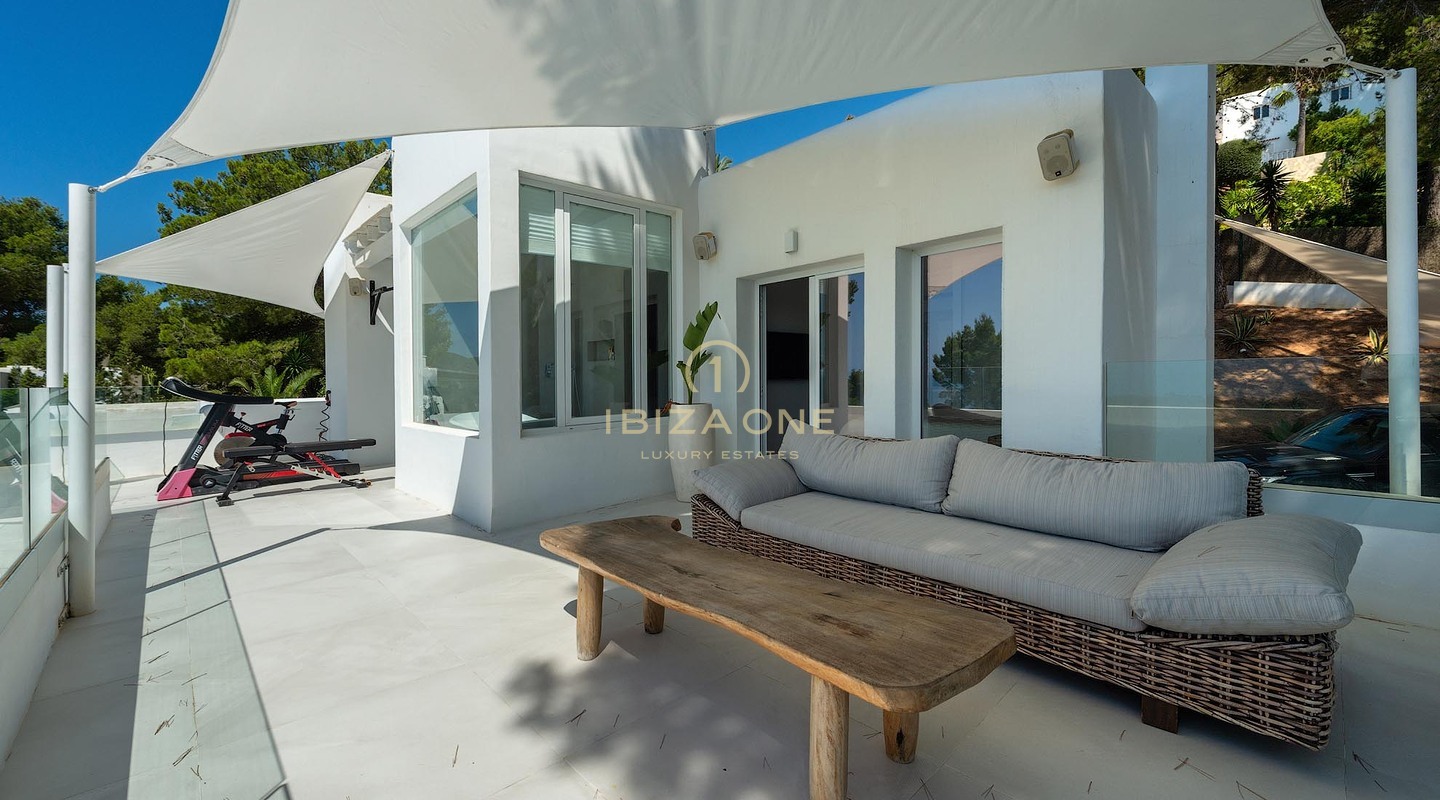 Villa di lusso recentemente ristrutturata con vista panoramica mozzafiato sul mare, totale privacy, piscina e jacuzzi in vendita a Es Cubells, Ibiza.