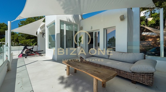 Neu renovierte Luxusvilla mit atemberaubendem Panoramablick aufs Meer, absoluter Privatsphäre, Pool und Whirlpool zu verkaufen in Es Cubells, Ibiza