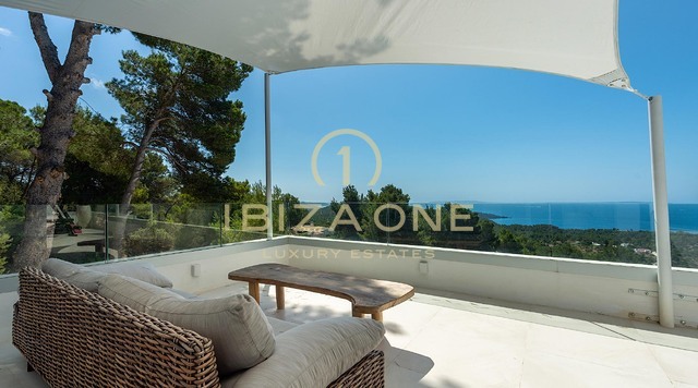 Recent gerenoveerde luxe villa met adembenemend panoramisch uitzicht op zee, volledige privacy, zwembad en jacuzzi te koop in Es Cubells, Ibiza